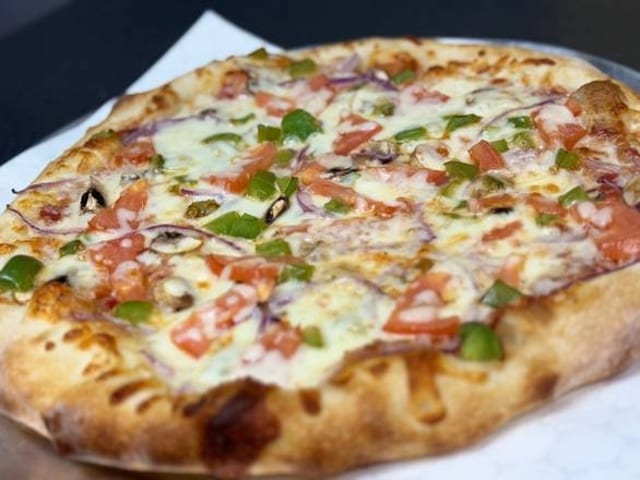 Medium Garden Pizza.